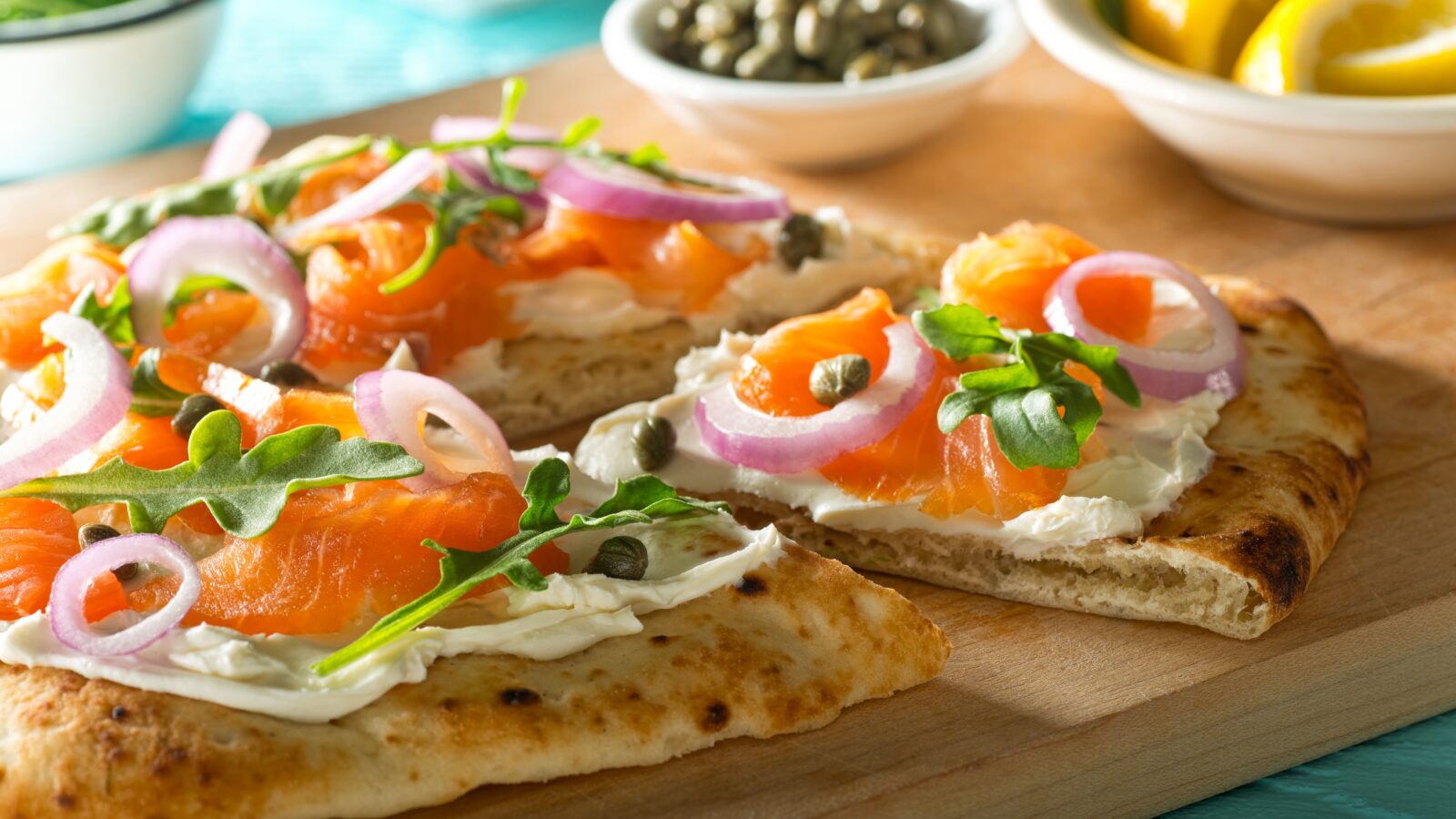 Pizza met gerookte zalm en 100% Zeekraal - Credit iStock Fudio